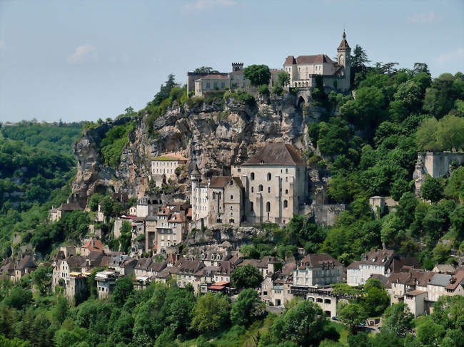 La cité médiévale, campée sur une falaise abrupte, domine la vallée de l'Alzou - Rocamadour (46500) - Lot