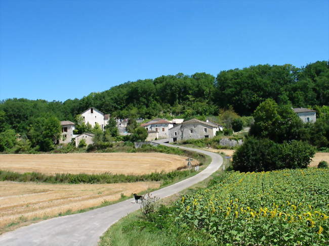 Le village et l'église - Valprionde (46800) - Lot