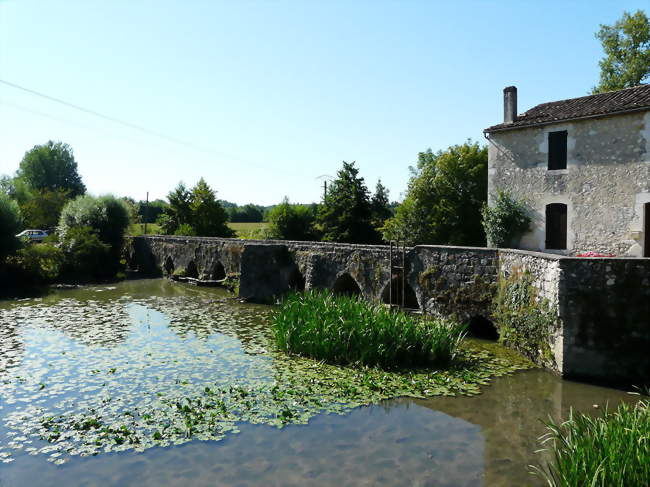 Le vieux pont sur le Dropt, entre Agnac à gauche et La Sauvetat-du-Dropt, à droite - Agnac (47800) - Lot-et-Garonne