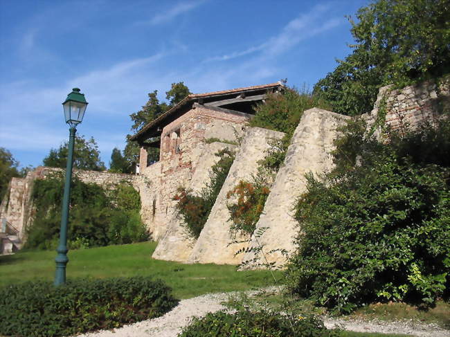 Les remparts sur les bords de la Lède - Casseneuil (47440) - Lot-et-Garonne