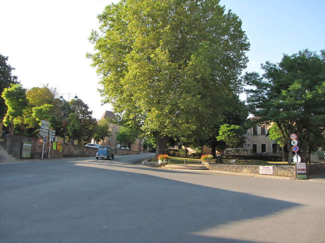 place du monument aux morts - Lacapelle-Biron (47150) - Lot-et-Garonne