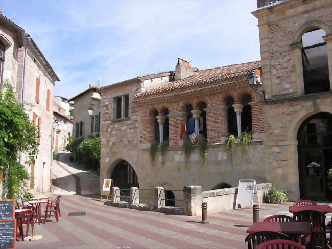 Une rue de la cité médiévale - Penne-d'Agenais (47140) - Lot-et-Garonne