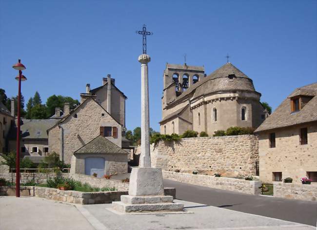 La place et l'église de Fournels - Fournels (48310) - Lozère