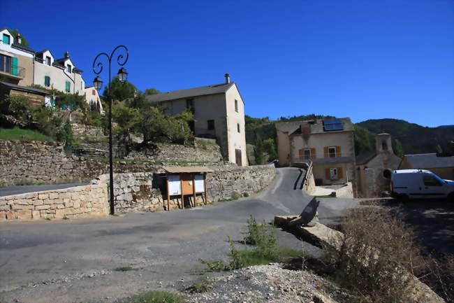 Place du village - Gatuzières (48150) - Lozère