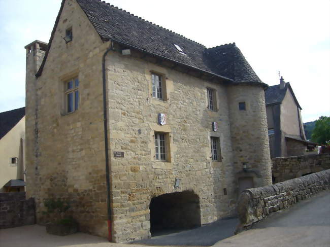 La maison du prieur, aujourd'hui siège de la mairie - Le Monastier-Pin-Moriès (48100) - Lozère