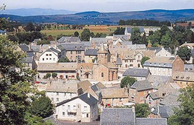 Nasbinals, et léglise - Nasbinals (48260) - Lozère