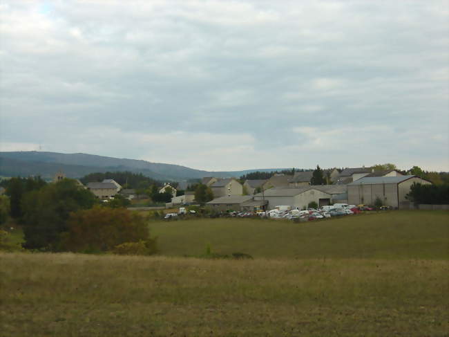 Vue générale du village de Saint-Amans Vue sur le Truc de Fortunio au fond à gauche - Saint-Amans (48700) - Lozère