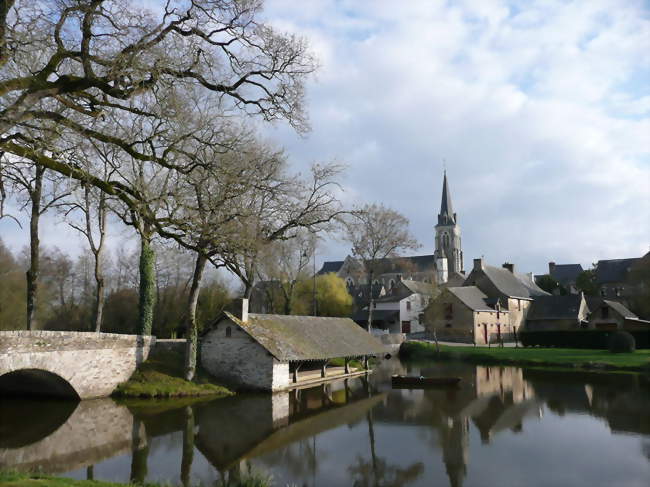 Vue du bourg d'Armaillé, traversé par la Verzée - Armaillé (49420) - Maine-et-Loire