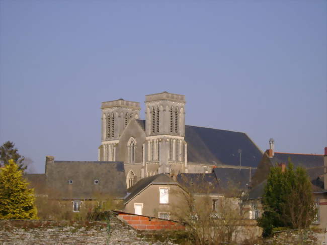 L'église dominant la vieille ville - Candé (49440) - Maine-et-Loire