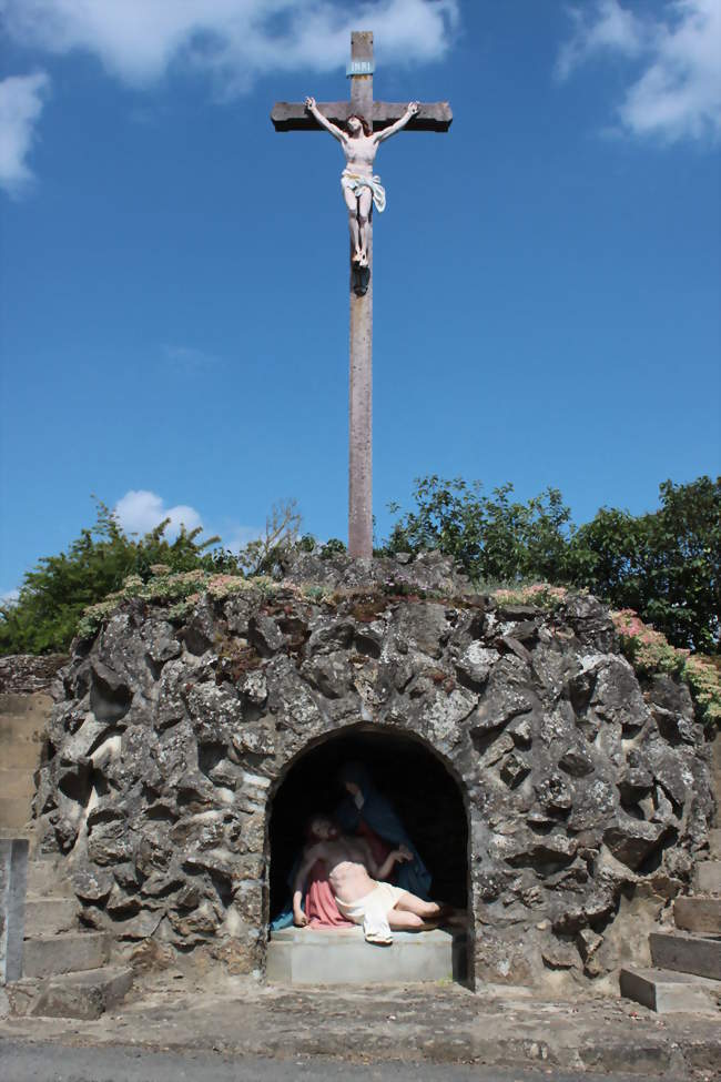 Croix de la mairie - La Chapelle-Saint-Florent (49410) - Maine-et-Loire