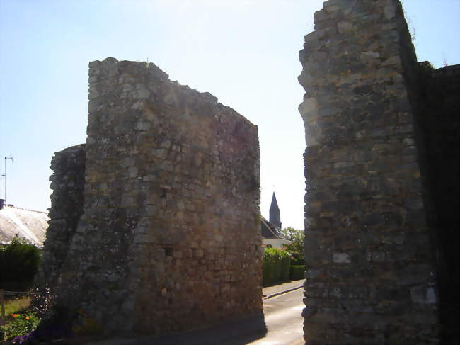 La Porte Guerchoise, vestige des fortifications de Châtelais - Châtelais (49520) - Maine-et-Loire