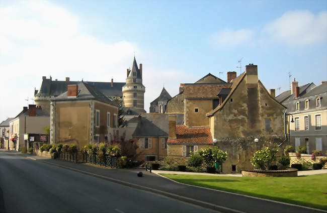 Centre-bourg de Durtal avec en arrière plan, le château - Durtal (49430) - Maine-et-Loire