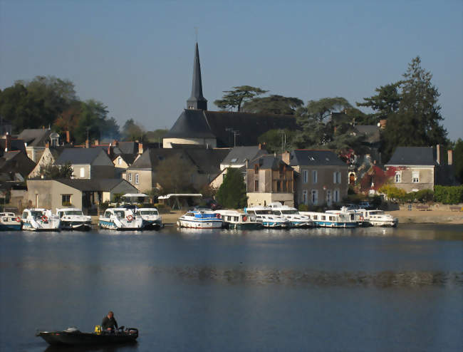 La Mayenne, l'église et le port de Neuville vue de Grez - Grez-Neuville (49220) - Maine-et-Loire