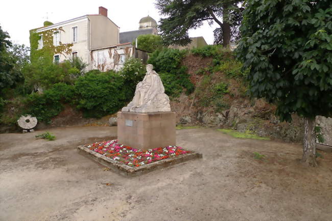 Statue de Joachim du Bellay, à l'arrière plan l'église - Liré (49530) - Maine-et-Loire