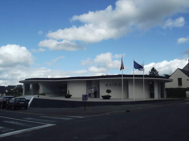 Le bâtiment de la mairie et la place Éric Tabarly - La Membrolle-sur-Longuenée (49770) - Maine-et-Loire