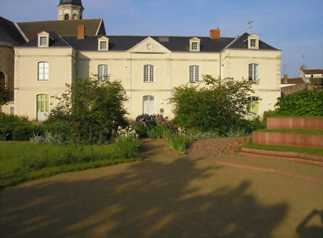 Bibliothèque communale vue du parc Sur la gauche on aperçoit l'arrière de l'église de style néoclassique - Le Mesnil-en-Vallée (49410) - Maine-et-Loire