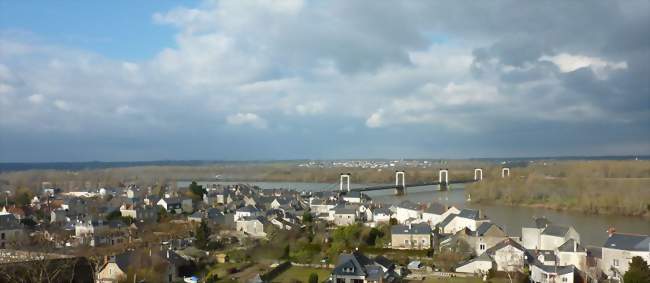 Vue sur la ville basse et le pont enjambant la Loire - Montjean-sur-Loire (49570) - Maine-et-Loire