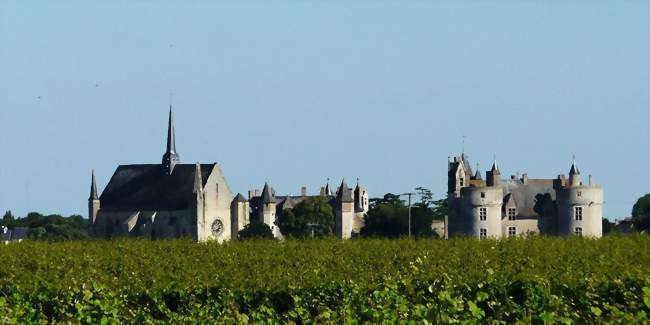 Montreuil-Bellay, de gauche à droite - la collégiale, le châtelet et le château neuf - Montreuil-Bellay (49260) - Maine-et-Loire