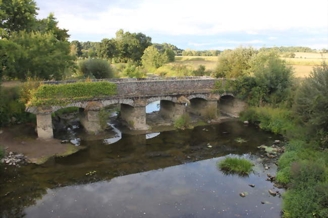 Vieux pont sur l'Oudon - Nyoiseau (49500) - Maine-et-Loire