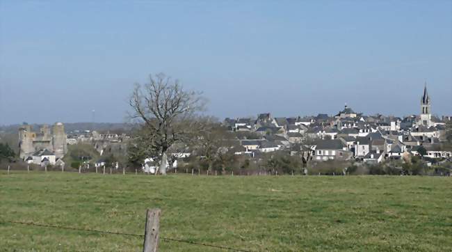 Vue de la ville depuis le sud À gauche, le château médiéval de Pouancé, à droite, le clocher de l'église de la Madeleine - Pouancé (49420) - Maine-et-Loire