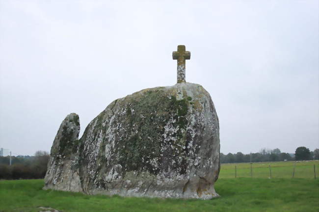 Menhir christianisé de Normandeau - La Renaudière (49450) - Maine-et-Loire