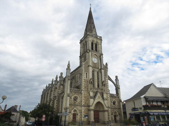 Vue de l'église au centre du bourg - Sainte-Gemmes-d'Andigné (49500) - Maine-et-Loire