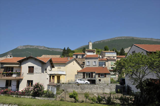 tour dominant le village - Aspres-sur-Buëch (05140) - Hautes-Alpes