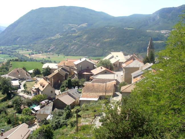 Le village vu du calvaire - Avançon (05230) - Hautes-Alpes