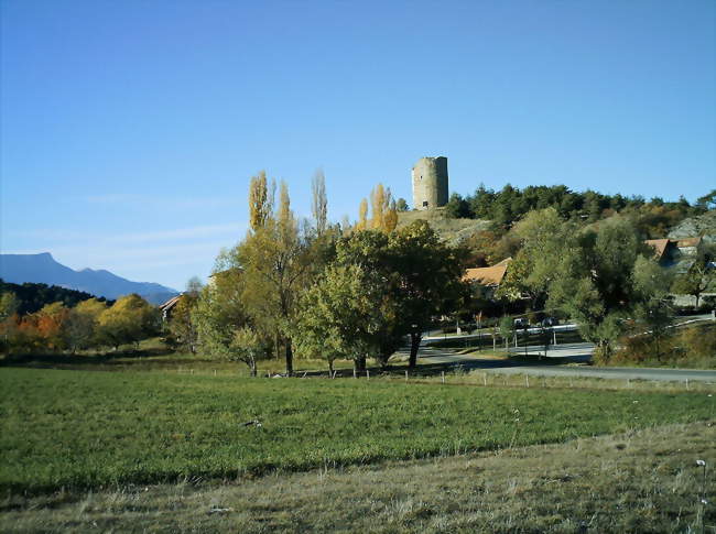 La tour du XIIe siècle dominant le village - La Bâtie-Vieille (05000) - Hautes-Alpes