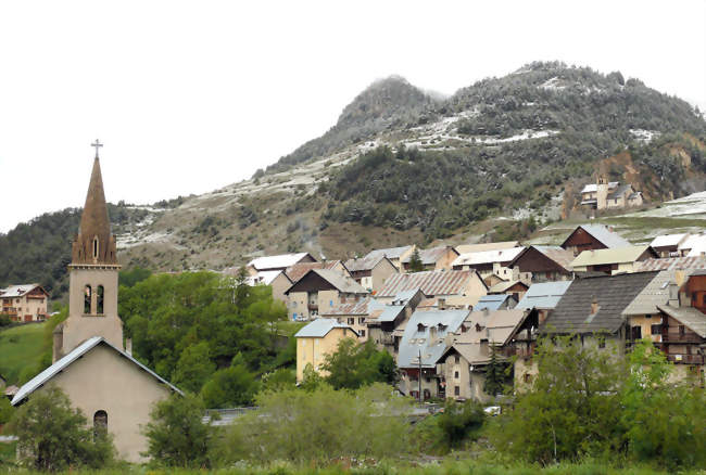 Vue d'ensemble entre l'église paroissiale Saint-Michel-et-Saint-Mammès et l'église Saint-Michel - Cervières (05100) - Hautes-Alpes