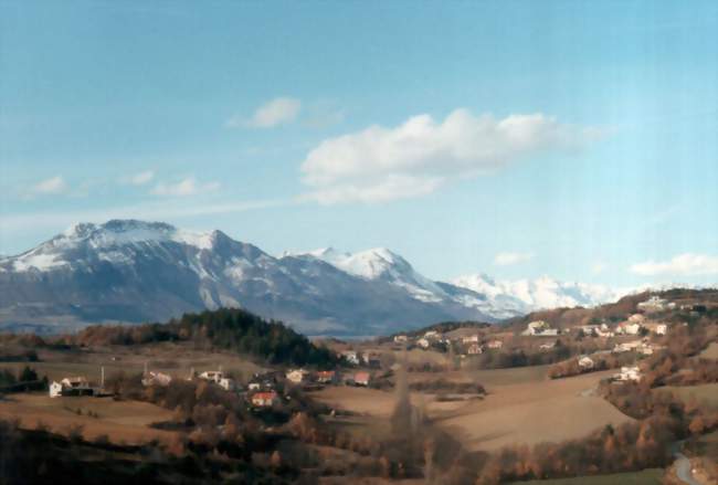 Vue davion du village de Châteauvieux (février 1994) - Châteauvieux (05000) - Hautes-Alpes