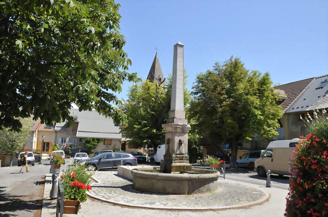 La place du Fort - Chorges (05230) - Hautes-Alpes