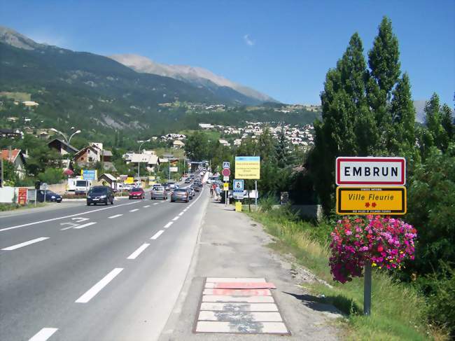 Entrée dans Embrun près du lac de Serre-Ponçon - Embrun (05200) - Hautes-Alpes