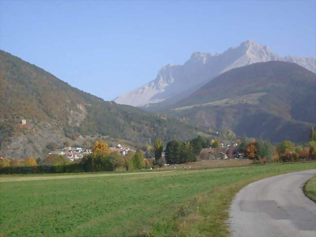 Le site de Montmaur, en arrière plan le plateau de Bure - Montmaur (05400) - Hautes-Alpes