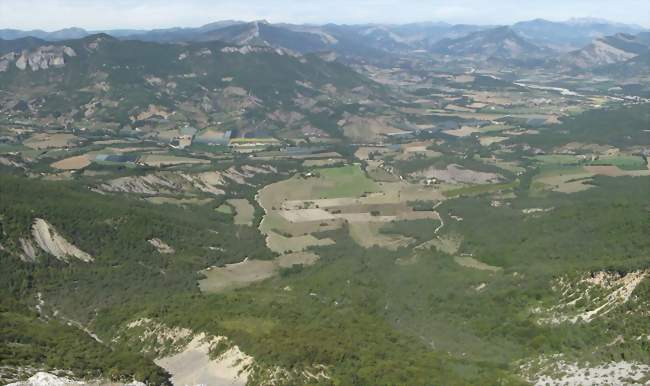 Vue du territoire communal de Nossage-et-Bénévent, occupant les deux-tiers bas de la photographie - Nossage-et-Bénévent (05700) - Hautes-Alpes