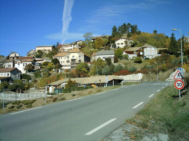 L'entrée du village - Pelleautier (05000) - Hautes-Alpes
