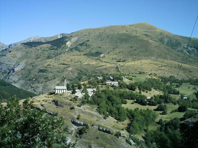 Le village de Rabou et le sommet du Puy (1 834 m) - Rabou (05400) - Hautes-Alpes
