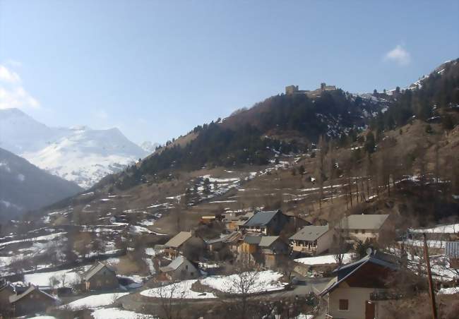 Le château vu du village - Réallon (05160) - Hautes-Alpes