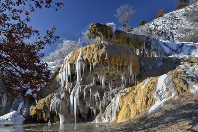 La fontaine pétrifiante en hiver - Réotier (05600) - Hautes-Alpes