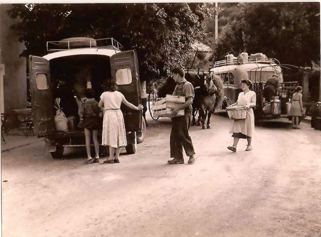 Scène de rue aux Bégües (commune de Sainte-Colombe) en 1955 - Sainte-Colombe (05700) - Hautes-Alpes