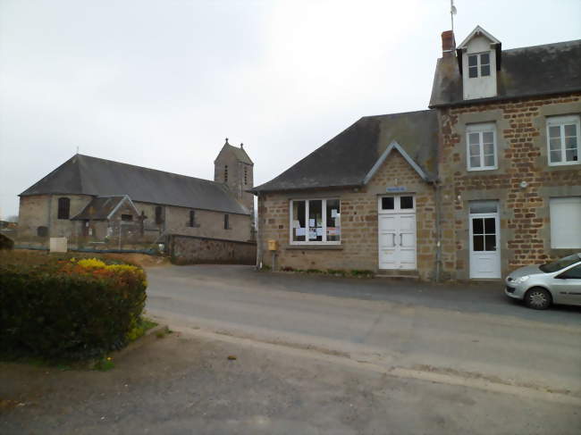 La mairie et l'église Saint-Laurent - Beaucoudray (50420) - Manche