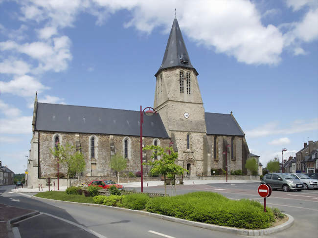 L'église Notre-Dame de Cérences sur la place du Marché - Cérences (50510) - Manche