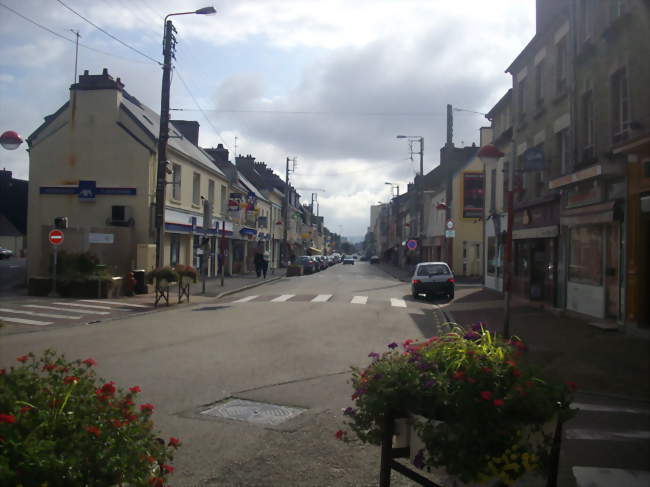 La rue principale d'Équeurdreville-Hainneville - Équeurdreville-Hainneville (50120) - Manche