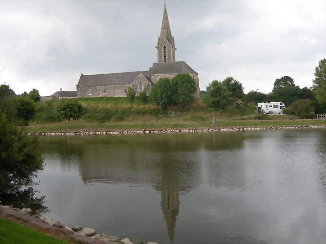 L'église vue du plan d'eau - La Feuillie (50190) - Manche