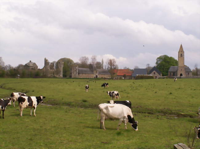 Le château et l'église - Gratot (50200) - Manche