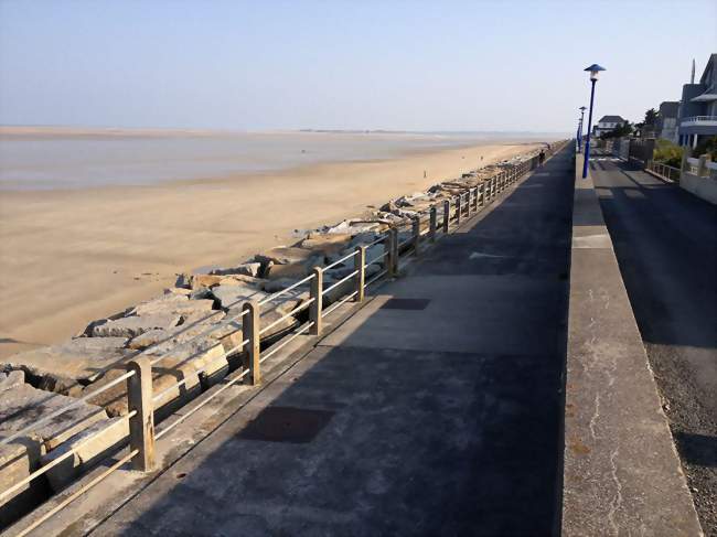 La digue de Hauteville-sur-Mer Plage, promenade longue de 1,7km - Hauteville-sur-Mer (50590) - Manche