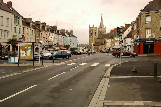 Place du Général-de-Gaulle avec vue sur l'église - La Haye-du-Puits (50250) - Manche