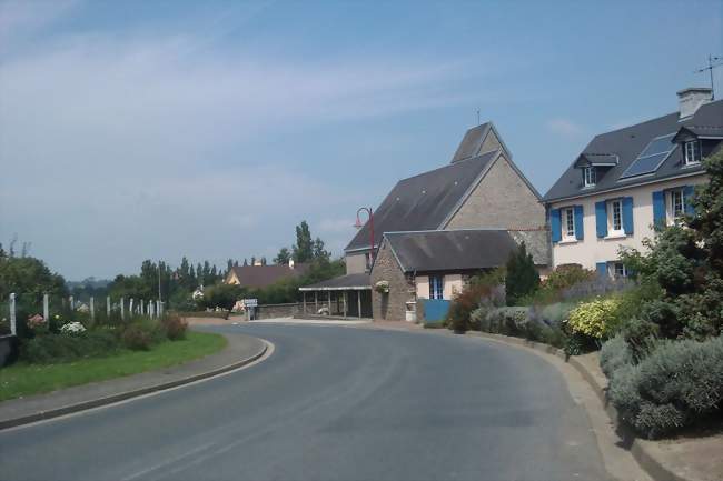 Le bourg et son église de la Reconstruction - Le Mesnil-Opac (50860) - Manche
