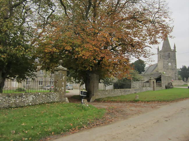 Le bourg avec l'église et le château - Neuville-au-Plain (50480) - Manche