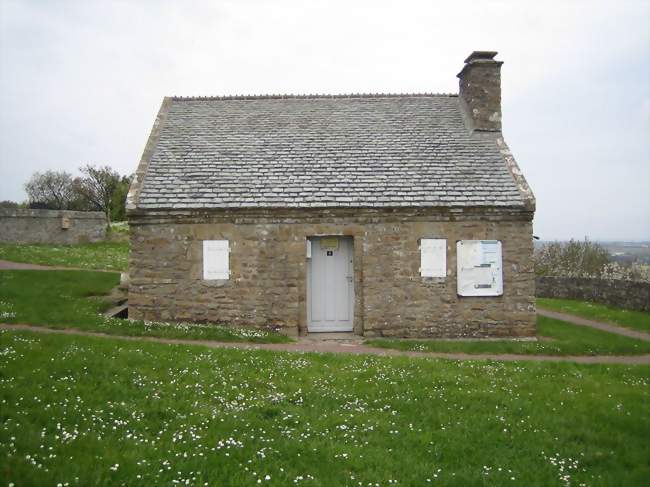 La mairie, ancien poste de garde - La Pernelle (50630) - Manche